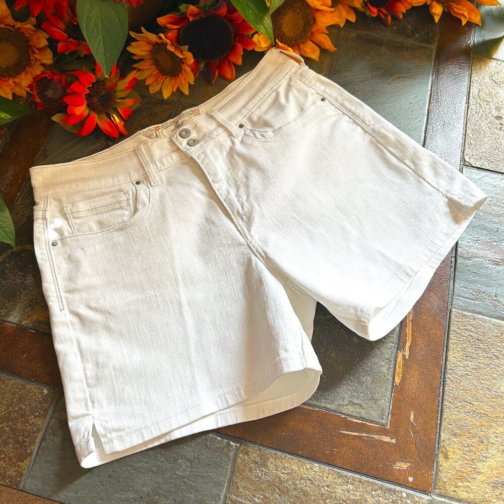 Levi’s Classic Denim Jean Shorts in White, Size 8 (NEW) - Picture 1 of 16